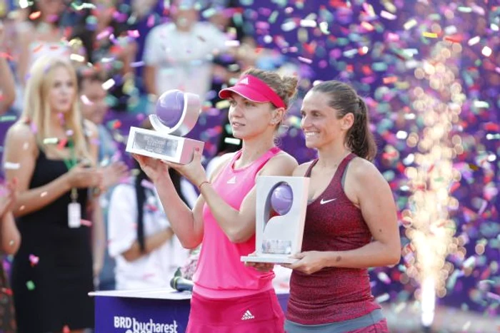 
    Simona Halep cu trofeul cucerit la BucurestiFOTO: Eduard Enea  