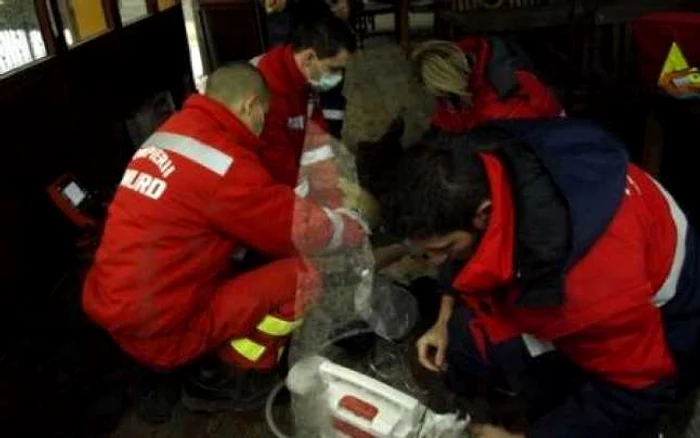 Bărbatul a primit primele îngrijiri de la paramdici. Arhivă.