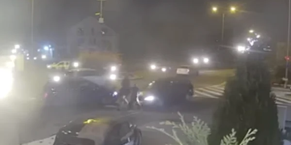 Un bărbat din Vâlcea și-a călcat fratele și tatăl cu mașina FOTO Captură video