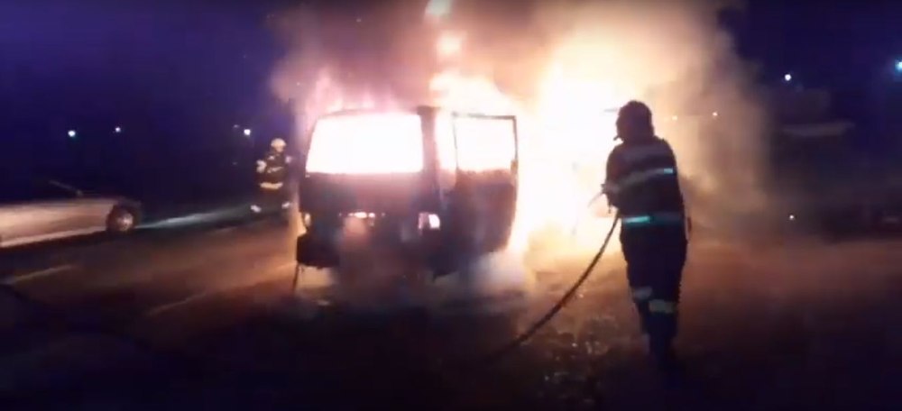 Un microbuz cu călători a luat foc în mers în județul Vaslui. A fost mistuit de flăcări în doar câteva minute VIDEO