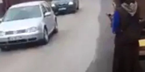 femeie folosita pe post de frana la caruta