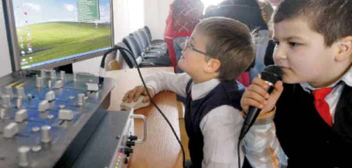 Bogdan Maximilian și Cristian Lupu, realizatori la postul de radio al școlii
