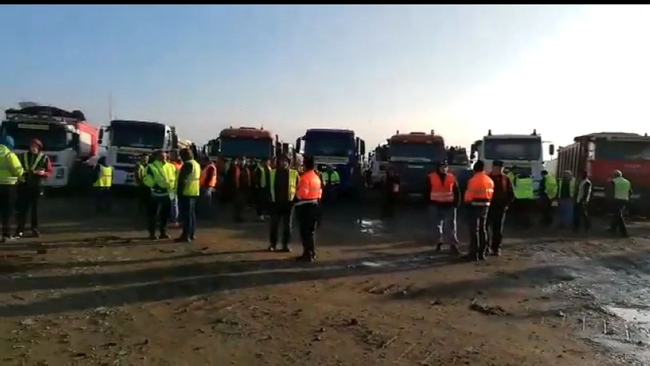 Muncitorii au intrat luni în grevă și au tras utilajele pe dreapta