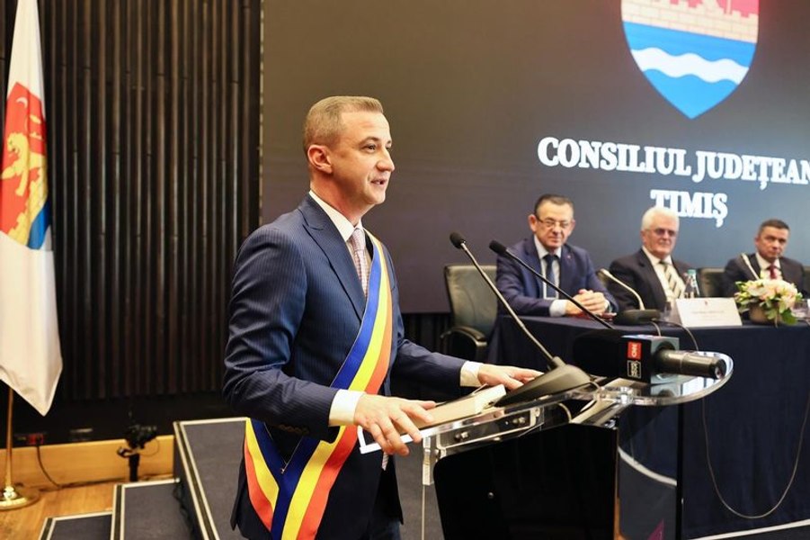 Simonis: „Iohannis a trântit paltonul peste țară și a plecat ca un laș, în singurul moment în care mai era nevoie de el” 