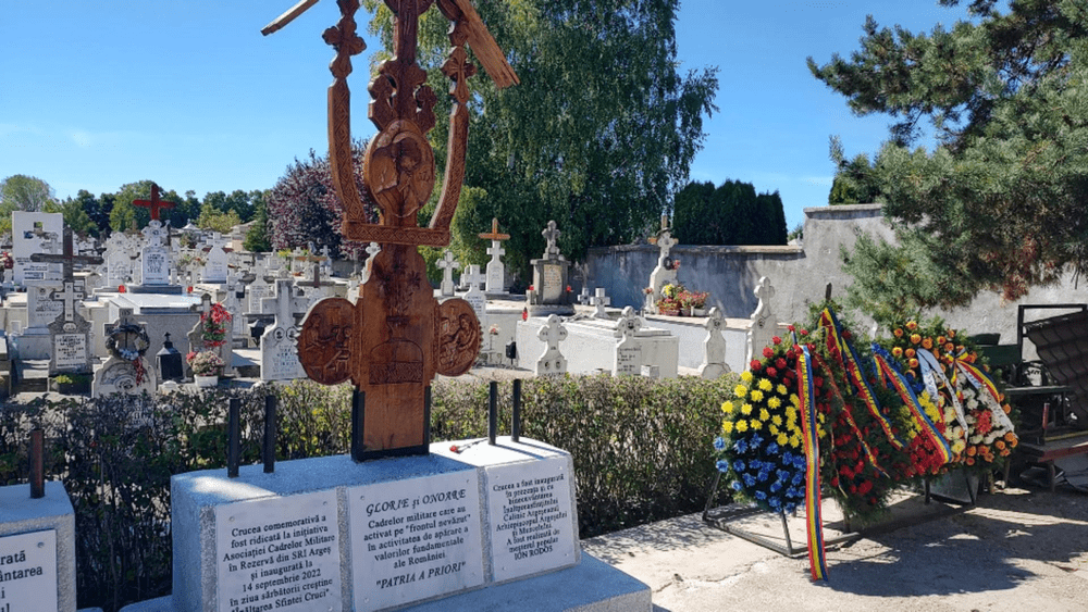 Monumentul pentru securiști, ridicat în orașul teribilului Experiment Pitești, continuă să stea în picioare: „O nemernicie morală”
