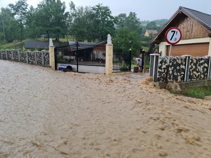 Cod roşu de viituri pentru nouă bazine hidrografice, prelungit până duminică la prânz