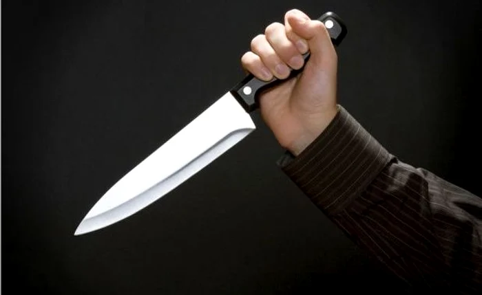 
    Bărbtul a intrat în bar cu un cuţit în mână  