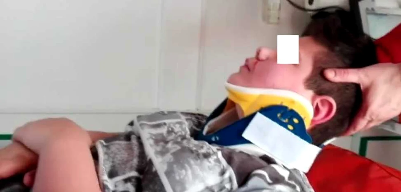 Băiatul a fost preluat de ambulanţă FOTO Sultana Leyla