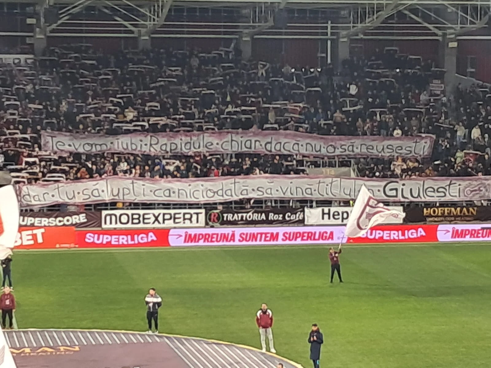 Scandări rasiste și gaze lacrimogene în Giulești, la meciul primelor două clasate în Superligă. Mesaj de luptă pentru fotbaliștii Rapidului