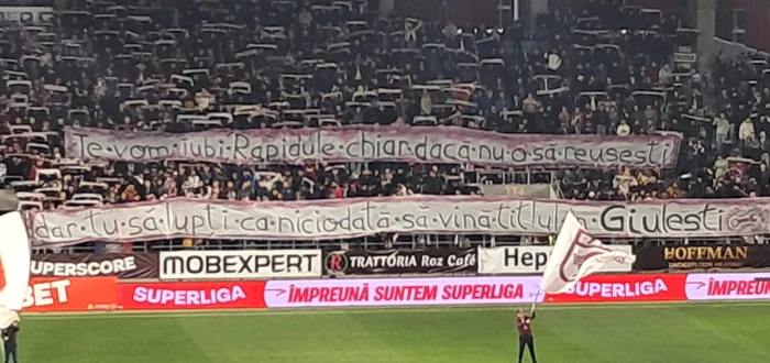 Dorința fanilor rapidiști, exprimată în startul jocului  FOTO Daniel Conțescu