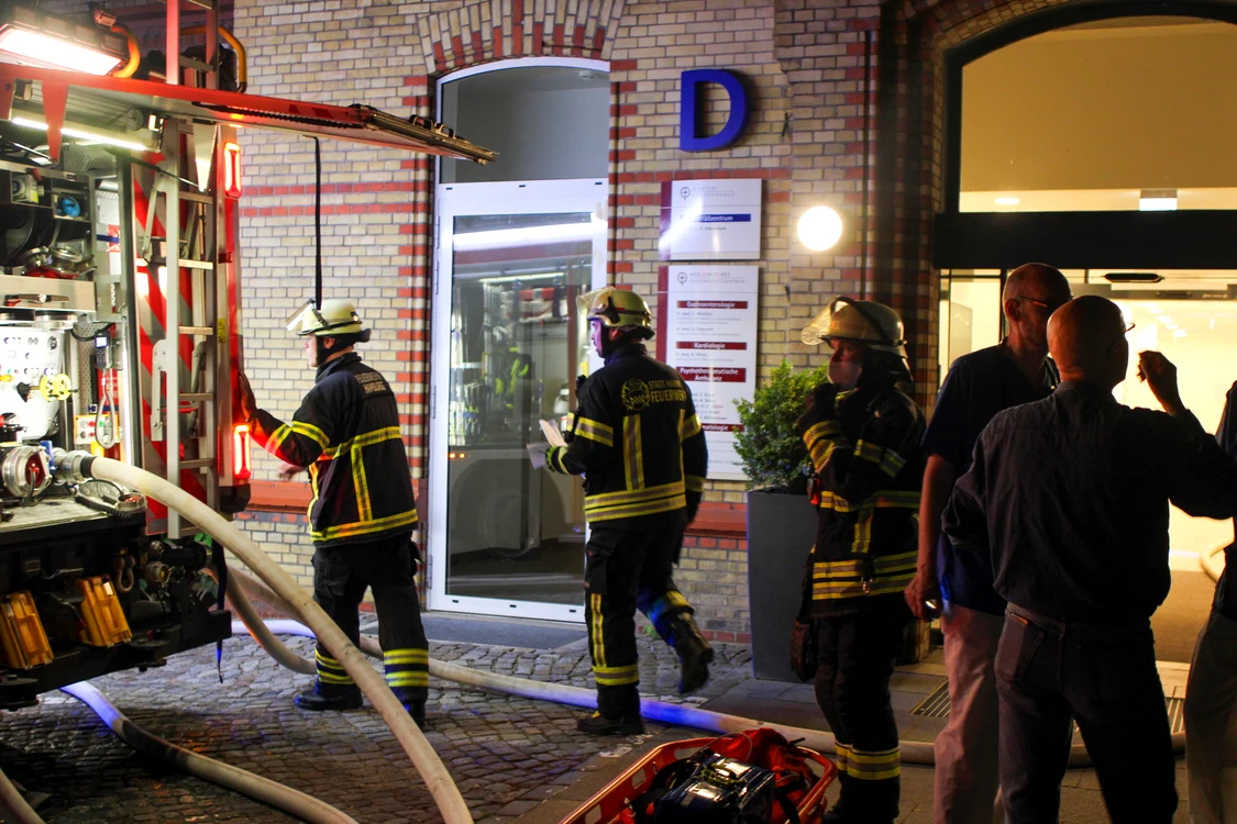 Un incendiu izbucnit în noaptea de sâmbătă spre duminică la un spital din Hamburg FOTO: X
