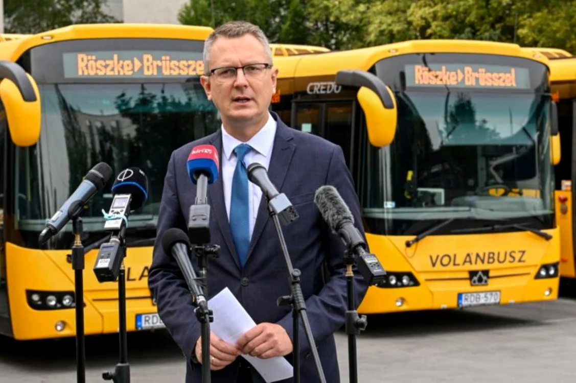 Au fost prezentate autocarele cu care Ungaria vrea să trimită la Bruxelles migranţii. Foto X