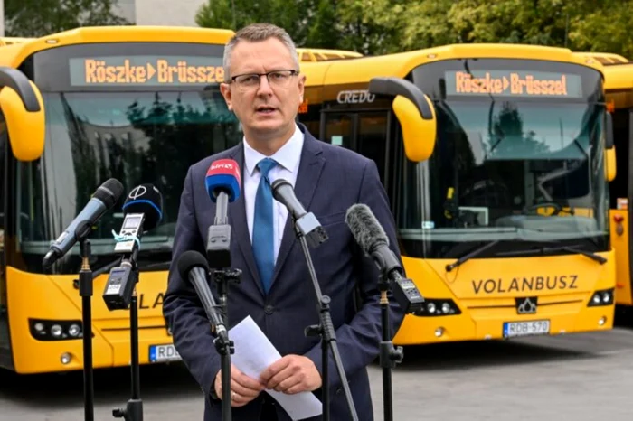Au fost prezentate autocarele cu care Ungaria vrea să trimită la Bruxelles migranţii. Foto X