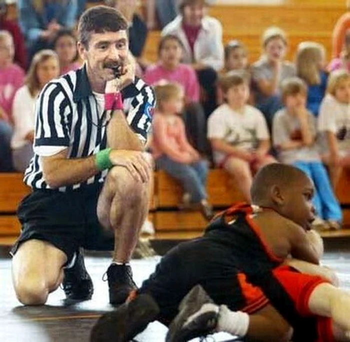 Arbitrul din imagine este prea încântat de competiţia sportivă pe care o asistă