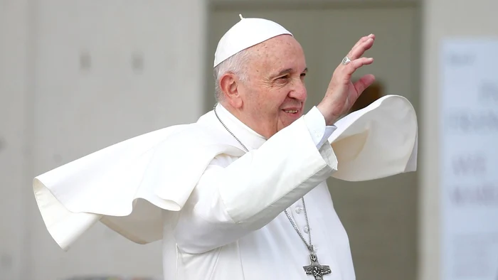 Papa Francisc a fost jignit în timpul unei vizite oficiale în Grecia Sursă foto: Profimedia