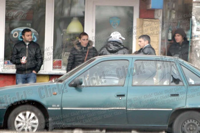 Reporterul Click!  s-a ales cu o cutie de  petarde care pocnesc  de trei ori fiecare (Fotografii: Roberto Sălceanu)