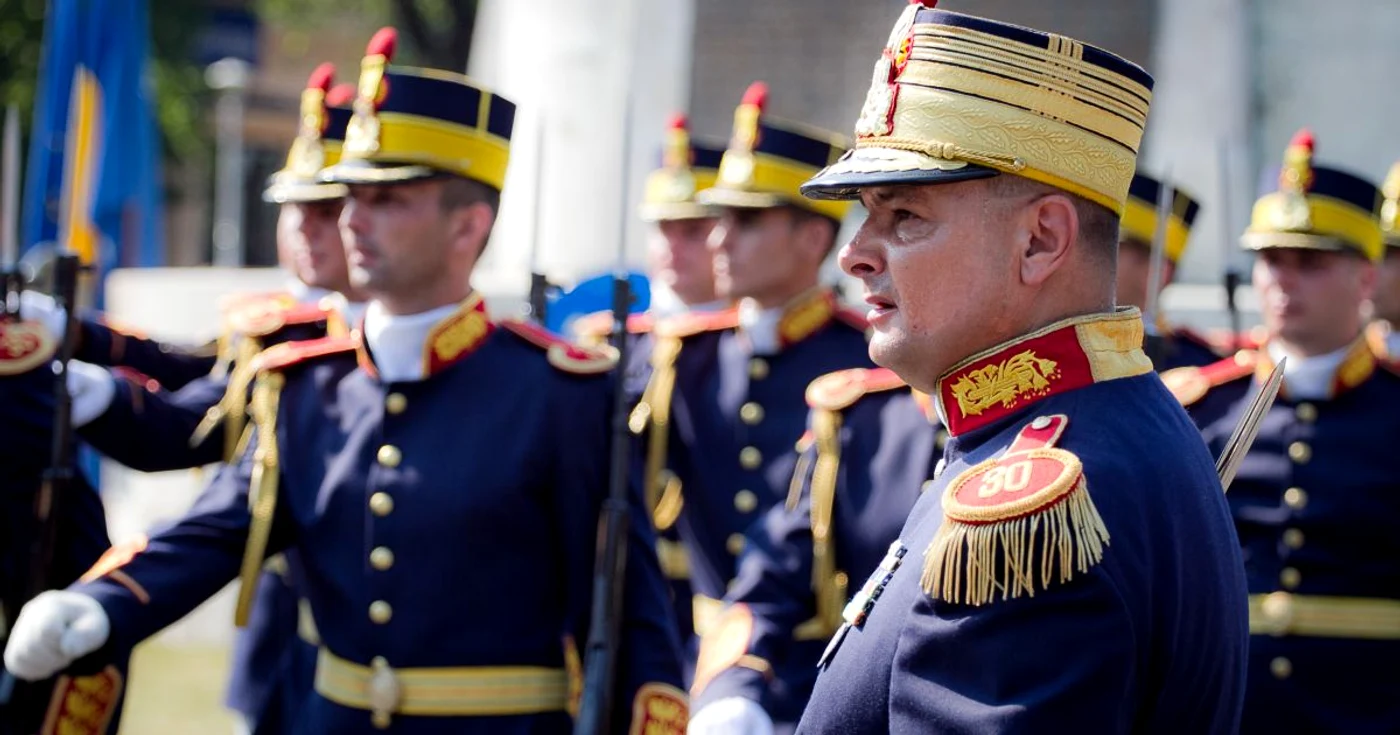 În fiecare an, militarii depun coroane la Monumentul Eroilor Aviaţiei FOTO: Mediafax