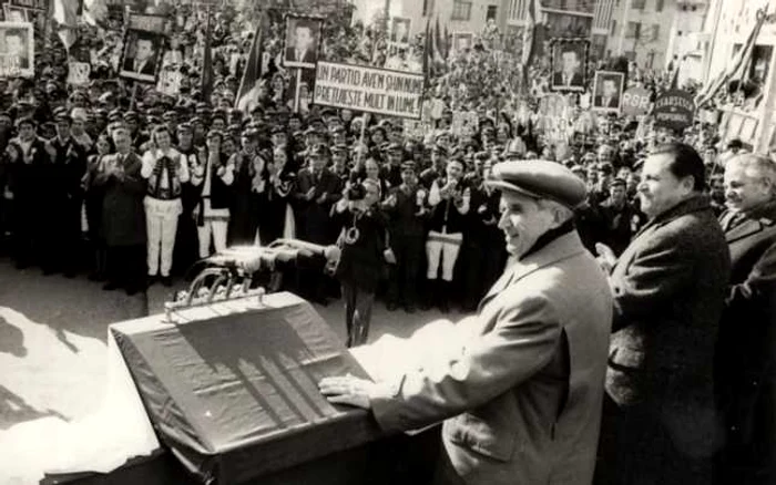 Nicolae Ceauşescu la adunarea populară de la Baia de Arieş. Foto: Online communism photo collection