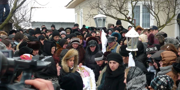 Rudele și vecinii și-au luat rămas bun de la Carmen și Raluca