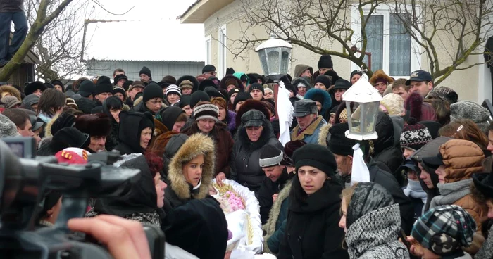 Rudele și vecinii și-au luat rămas bun de la Carmen și Raluca
