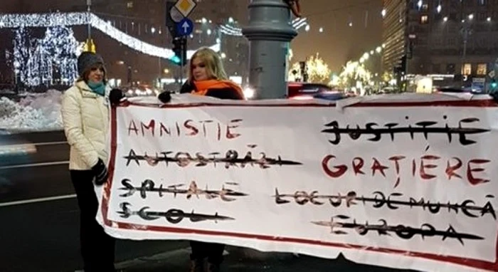 Cristina Ţopescu, alături de Oana Gheorghiu, afişând un banner cu priorităţile actualului Guvern FOTO Facebook Cristina Ţopescu