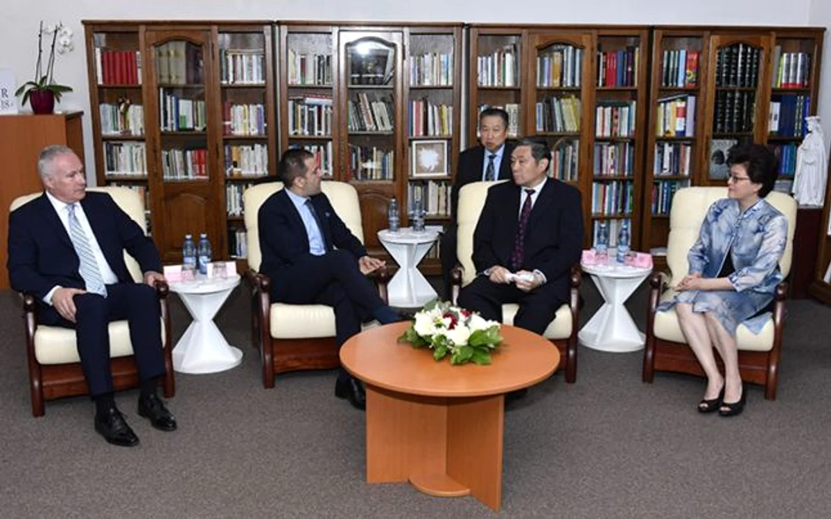 Vicepreşedintele ICR Béla Dan Krizbai, Mirel Taloş, presedintele intermiar al ICR , vice ministrul  Sun Zhi Jun si E. S. Doamna Ambasador al Chinei, Jiang Yu