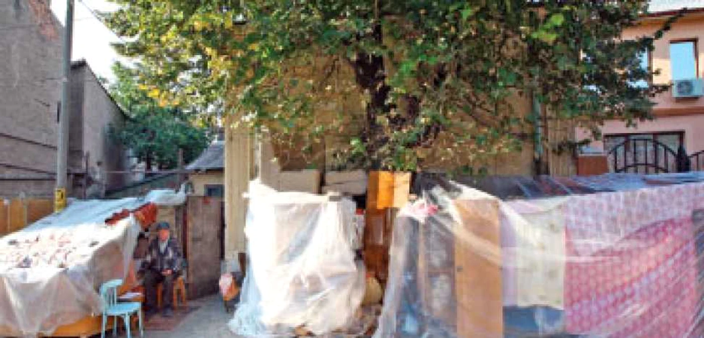 Familii aruncate în stradă