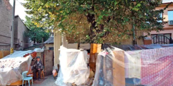 Familii aruncate în stradă