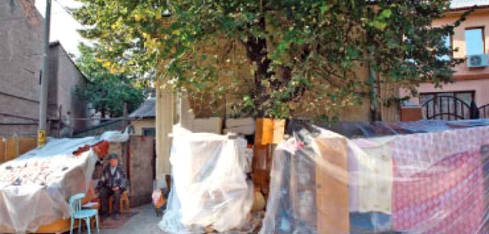 Familii aruncate în stradă
