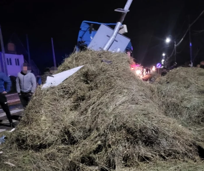 Coliziunea a avut loc între un cap tractor și o căruță. FOTO ISU Argeș