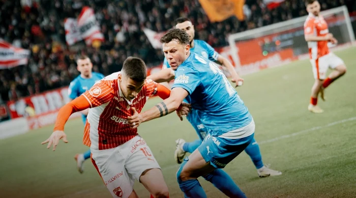 Cătălin Cârjan, ținut în frâu de Adrian Rus. Foto Facebook Dinamo