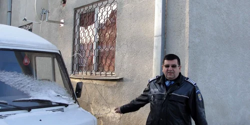 Vasile Popdan, şeful de post, arată pe unde încercau să intre infractorii în depozitul de ţigări din sediul poliţiei