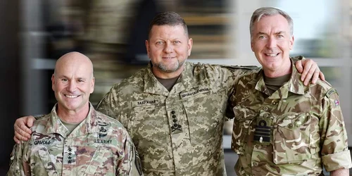 Generalul Zalujnii alaturi de Chris Cavoli și amiralul Radakin FOTO Twitter @AdmTonyRadakin  jpeg
