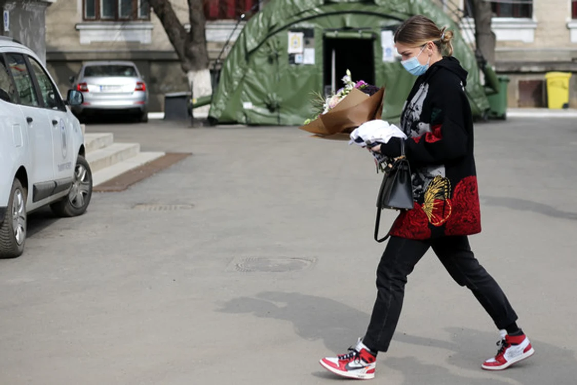 Simona Halep a primit un buchet de flori de la coordonatorul campaniei de vaccinare anti Covid-19, dr. Valeriu Gheorghițăfoto: Inquam Photos