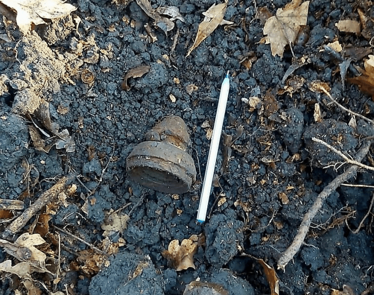 Focos fuzant neexplodat, descoperit de un bărbat care efectua căutări cu detectorul de metale într-o pădure 