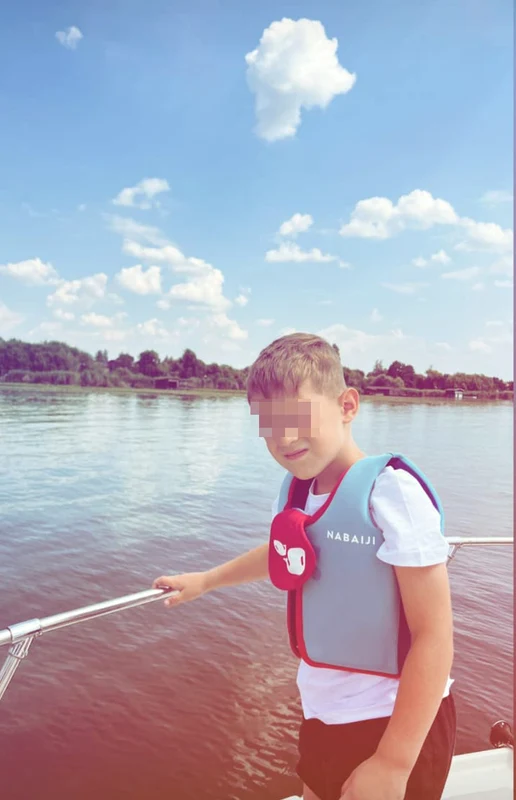 Zian, alături de tatăl său cu barca. Sursă: Instagram