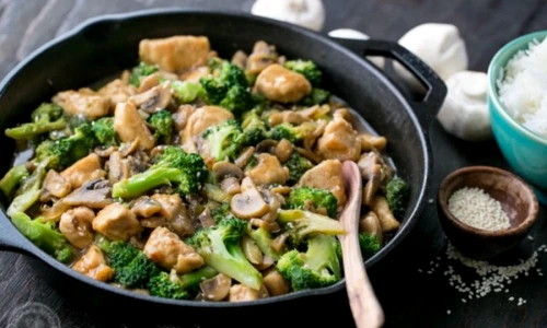 pui cu ciuperci si broccoli la tigaie jpeg