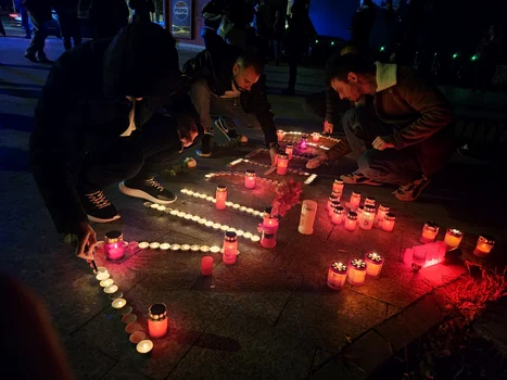 Constănțeni aprinzând lumânări în memoria victimelor/FOTO: Andrei Șeitan