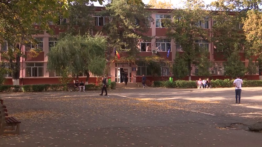 Tatăl unui elev s-a bătut cu trei liceeni, în curtea școlii. Cei patru agresori au fost reținuți de Poliție