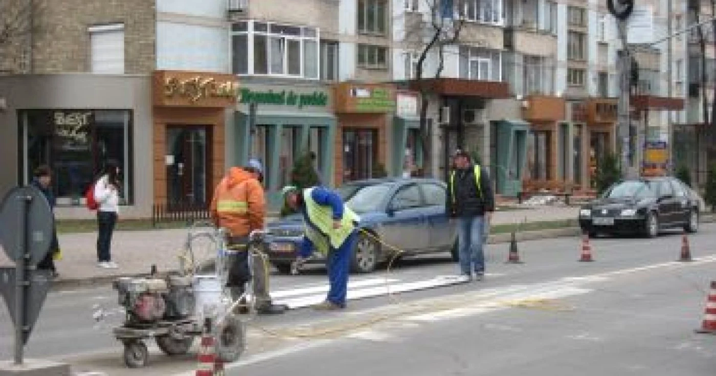 Zebrele din oraş au fost revopsite marţi dimineaţă