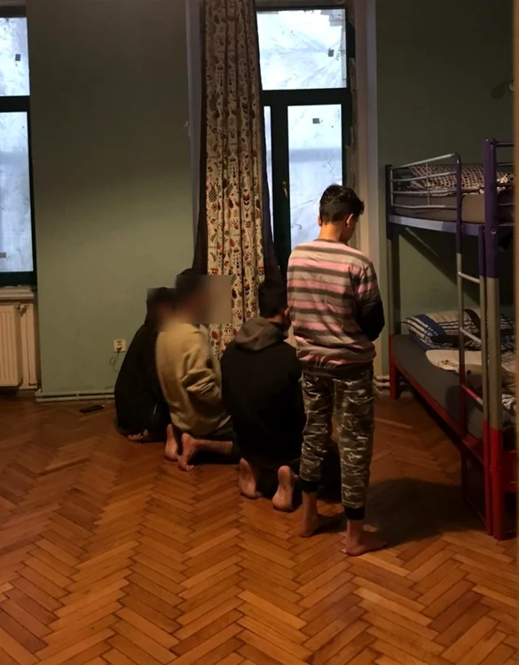 Refugianţii musulmanii în timpul unei rugăciuni FOTO Logs Grup