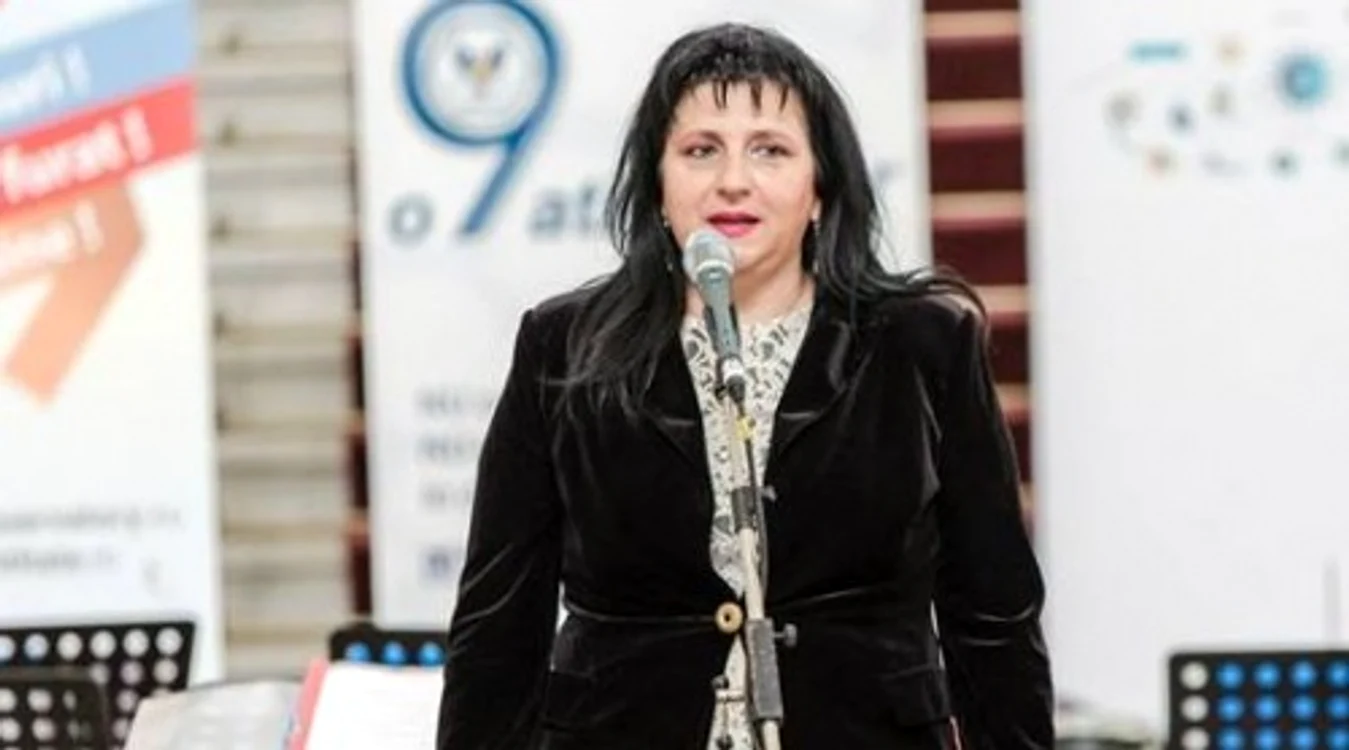 
    Ramona Bulcu a fost şi purtătorul de cuvânt al Instituţiei de pe care s-a aruncat în golfoto: Infocons.ro  