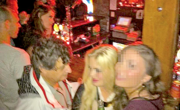 
    Aceasta este una din  fotografiile în care Sima  apare vorbind cu două  domnişoare (Foto: Rise Project)  