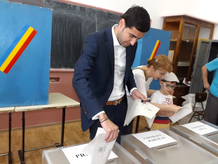 subprefectul mehedinti la vot FOTO Alexandra Georgescu
