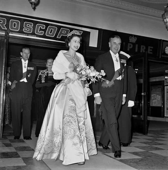 Regina Elisabeta și Lord Mountbatten, unchiul lui Philip