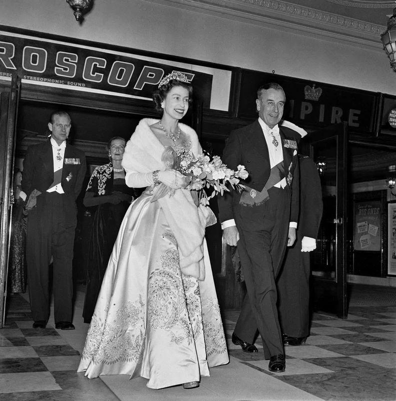 Regina Elisabeta și Lord Mountbatten, unchiul lui Philip