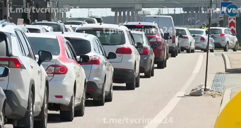 Turiştii ruşi care se îndreaptă spre Peninsula Crimeea, blocaţi în trafic într-o coloană de 13 kilometri VIDEO