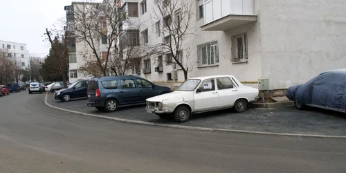 Pe Strada Bahluiului din Ploieşti, rablele ocupă locurile de parcare