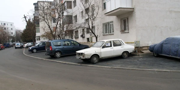 Pe Strada Bahluiului din Ploieşti, rablele ocupă locurile de parcare