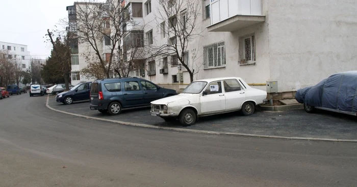 Pe Strada Bahluiului din Ploieşti, rablele ocupă locurile de parcare